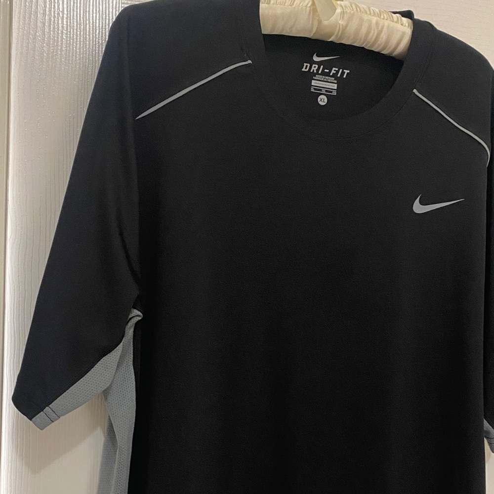 Nike Men's Black and Gray Dri-FIT Tee